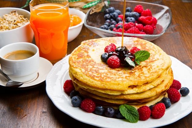 Crêpes aux fruits et au sirop d&#39;érable