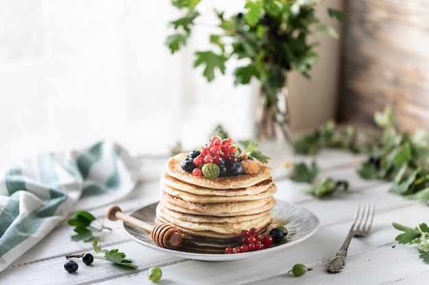 Crêpes aux fruits frais de framboises, groseilles, myrtilles, au miel et au thé