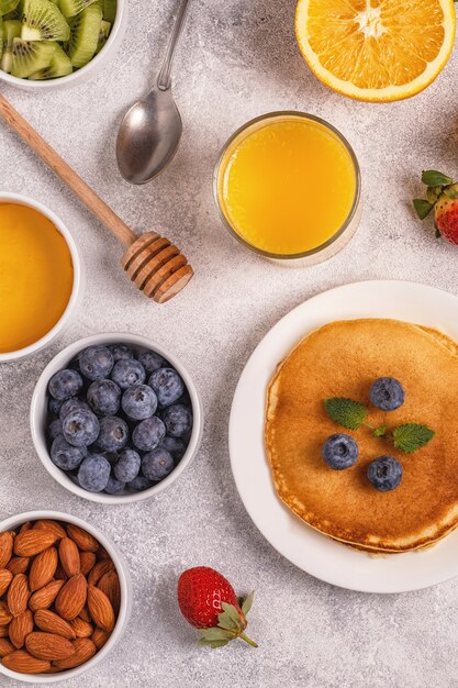 Crêpes aux fruits, miel et noix