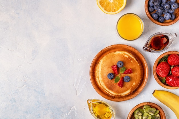 Crêpes aux fruits, miel, sirop d'érable