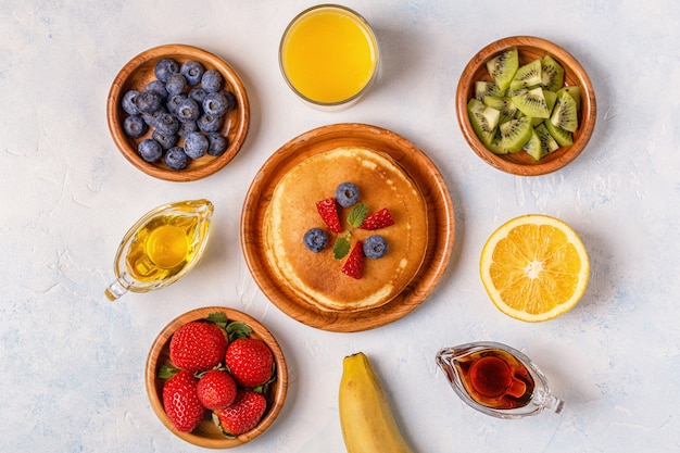 Crêpes aux fruits, miel, sirop d'érable.