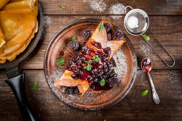 Crêpes aux fruits rouges et confiture