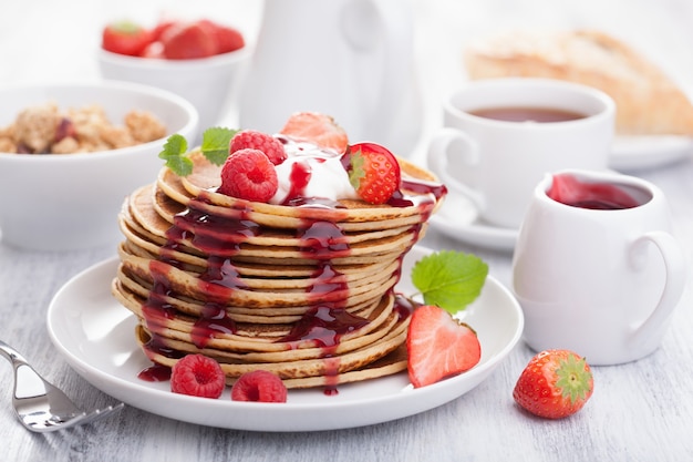 Crêpes aux fruits rouges et confiture