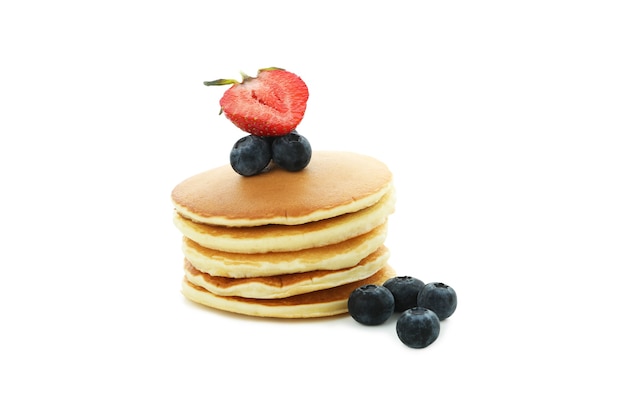 Crêpes aux fruits rouges isolés sur fond blanc