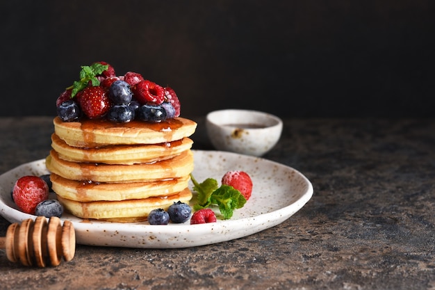 Crêpes aux fruits rouges et sirop d'érable pour le petit déjeuner