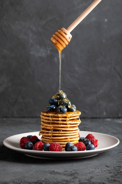 Crêpes aux fruits rouges et sirop d'érable.