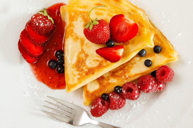 Crêpes Aux Fruits Rouges Et Sucre En Poudre