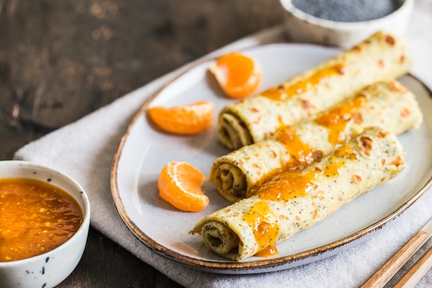 Crêpes aux graines de pavot (blinis). crêpes aux graines de pavot et confiture de mandarine