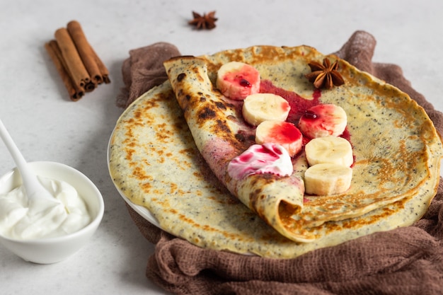 Crêpes Aux Graines De Pavot Avec Sauce Au Yogourt Naturel, Aux Bananes Et Aux Cerises Avec épices