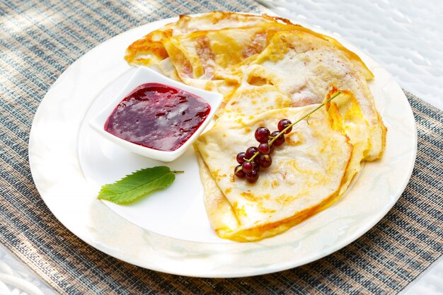 Photo crêpes aux groseilles et confiture