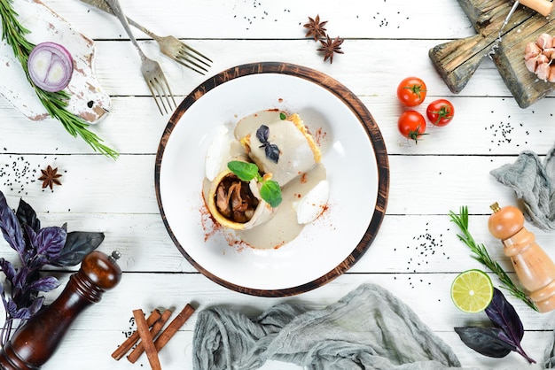 Crêpes aux lardons et oignons en sauce crémeuse Dans l'assiette Vue de dessus Espace libre pour votre texte