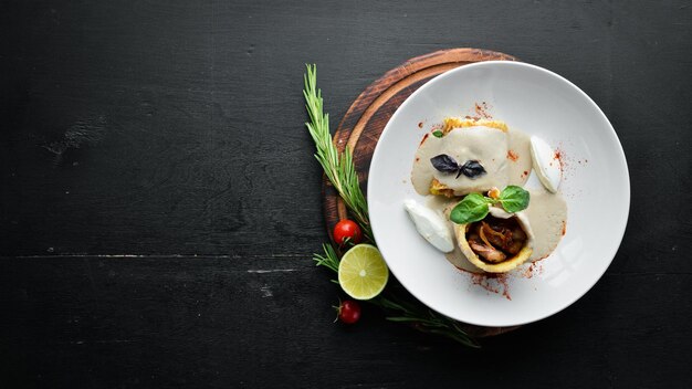 Crêpes aux lardons et oignons en sauce crémeuse Dans l'assiette Vue de dessus Espace libre pour votre texte