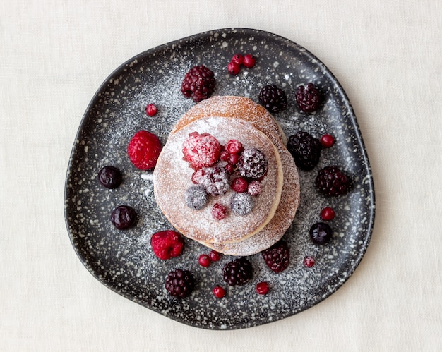 Crêpes aux mûres, framboises et groseilles rouges. Cuisine américaine.