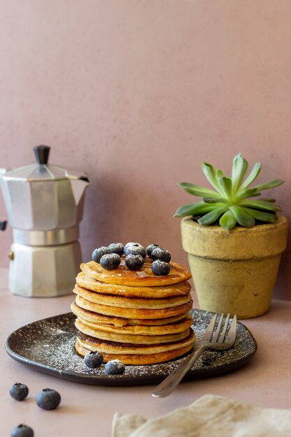 Crêpes aux myrtilles et au miel. Petit déjeuner. La nourriture végétarienne. Recette.