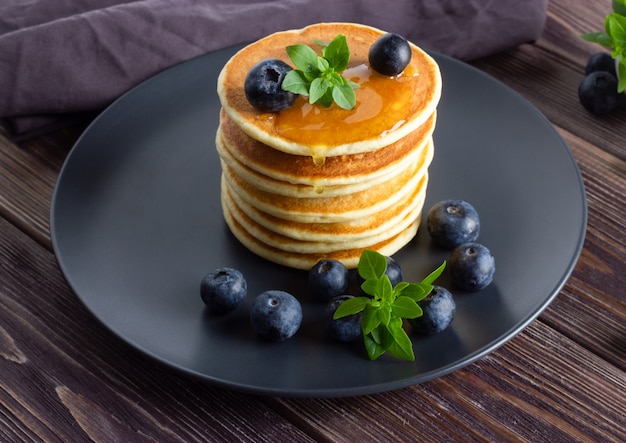 Crêpes aux myrtilles sur fond de bois brun