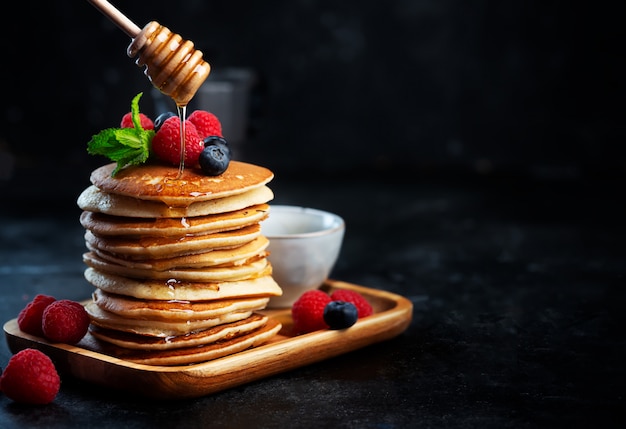 Crêpes aux myrtilles, framboises, menthe et miel pour un petit déjeuner