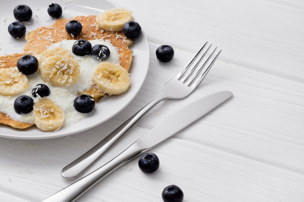 Crêpes à L'avoine Sucrée à La Crème, Aux Myrtilles Et à La Banane. Concept De Petit Déjeuner Sain.