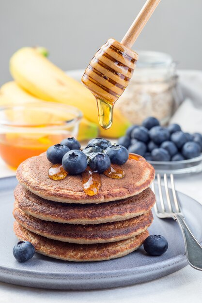 Crêpes à la banane et à l'avoine avec myrtille et miel