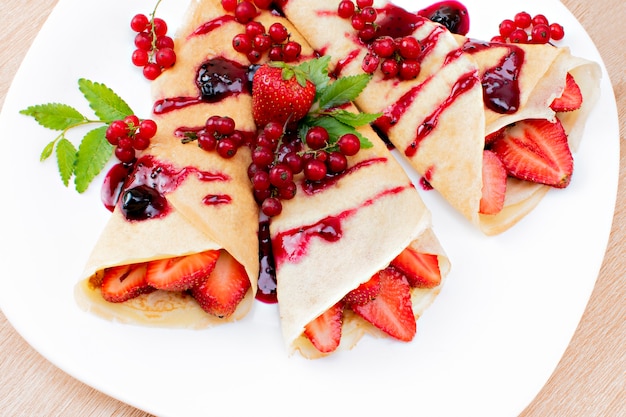 Crêpes à la banane et fraises sur une assiette