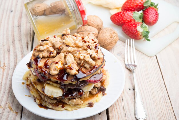 Crêpes à la banane, noix et chocolat sur bois