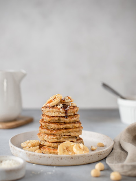 Crêpes à la banane avec noix et sirop surface grise du petit déjeuner sain,