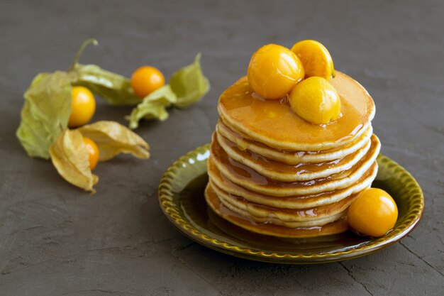 Crêpes à la cerise de terre sur fond gris.