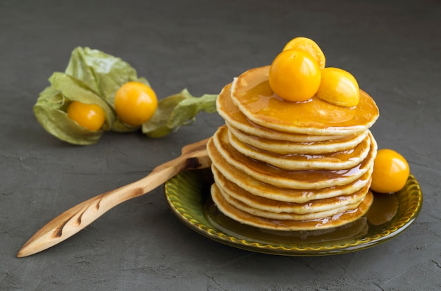 Crêpes à la cerise de terre sur fond gris.