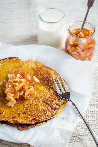 Crêpes à la citrouille avec confiture de fruits