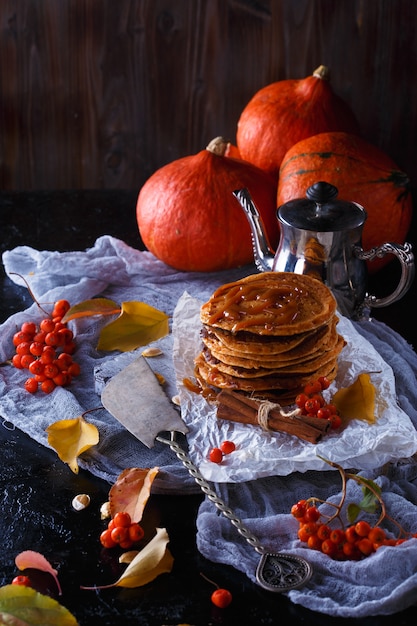 Crêpes à la citrouille garnies de caramel, de citrouilles, de feuilles.