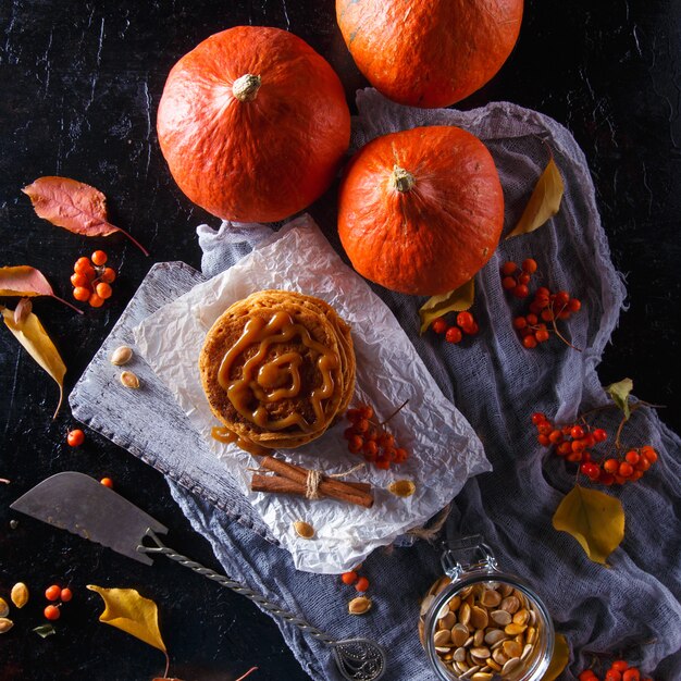 Crêpes à la citrouille garnies de caramel, de citrouilles, de feuilles.