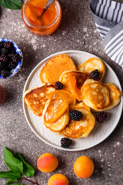 Crêpes à la confiture d'abricot et aux baies