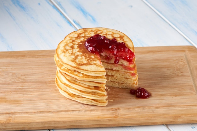 Crêpes à la confiture de fruits rouges sur la table en bois