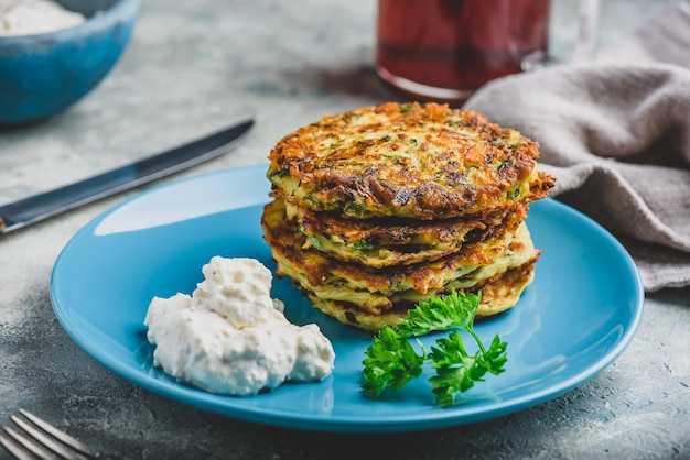 Crêpes de courgettes au parmesan avec trempette et persil