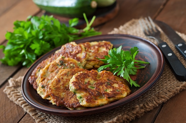 Crêpes de courgettes au persil sur une table en bois