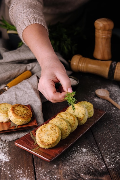 Crêpes de courgettes aux légumes avec aneth au fromage et persil sur une assiette