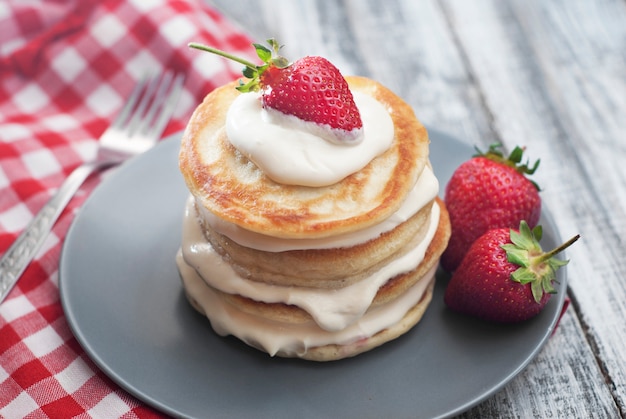 Crêpes à la crème et fraises. Petit déjeuner santé.