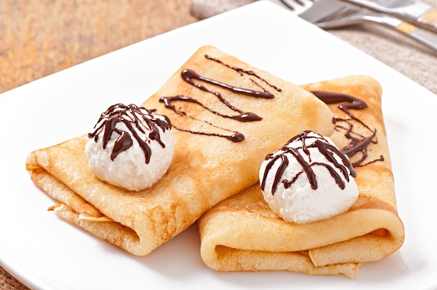 Crêpes avec crème glacée et sauce au chocolat