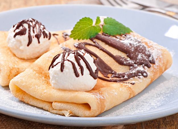 Crêpes avec crème glacée et sauce au chocolat