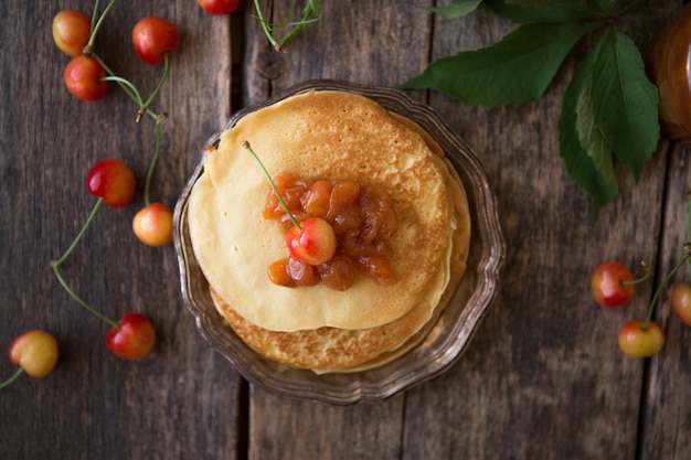 Crêpes crêpes maison de style français et russe sucrées. Gâteau crêpe en couches avec de la confiture