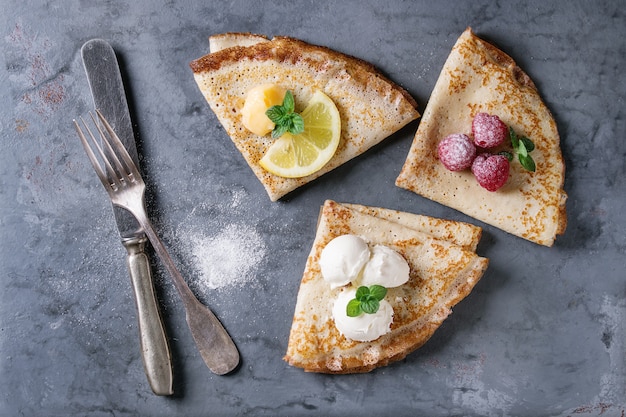 Crêpes crêpes sucrées avec différentes garnitures