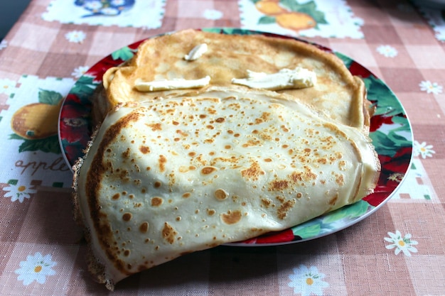 Crêpes cuites sur la plaque dans la cuisine