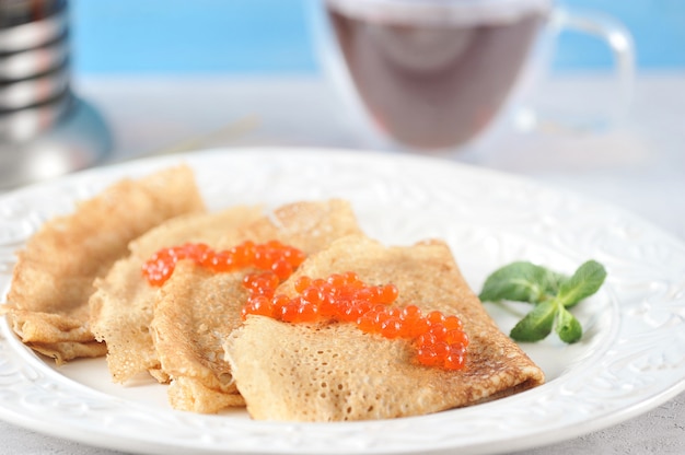 Crêpes dans une assiette avec du caviar