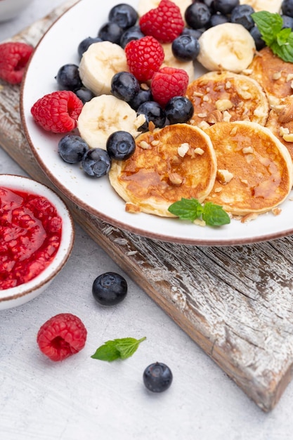 Crêpes diététiques Keto faites ou farine d'amande servie avec des baies