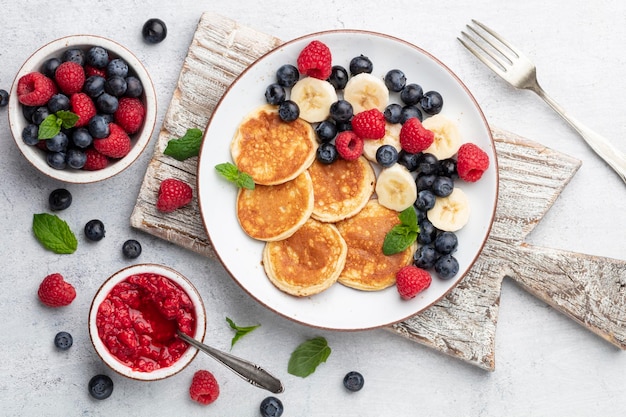 Crêpes diététiques Keto faites ou farine d'amande servie avec des baies