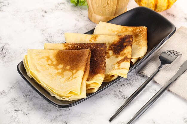 Photo des crêpes faites maison pour le petit déjeuner.