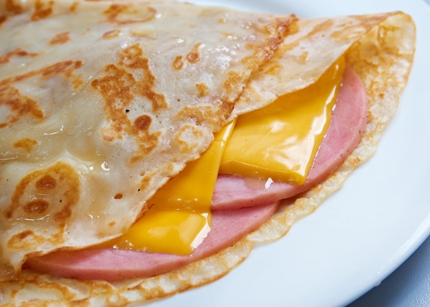 Crêpes farcies au jambon et au fromage. Faible profondeur de champ.