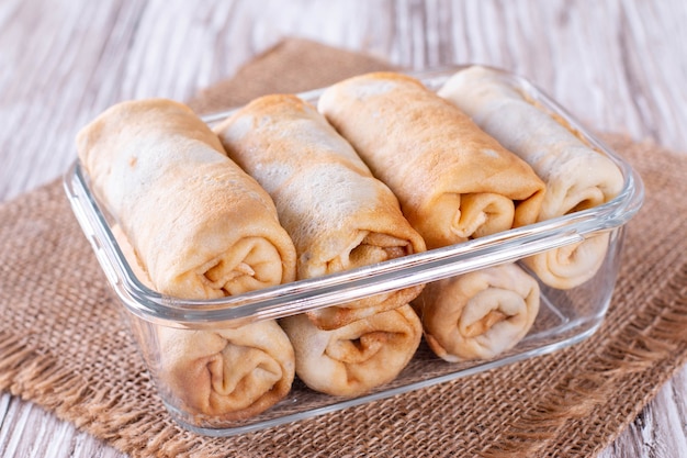 Crêpes farcies dans un récipient en verre sur la table