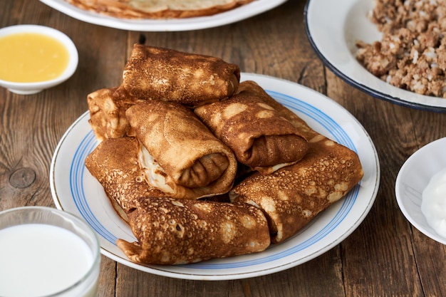 Crêpes farcies sur fond de bois ancien