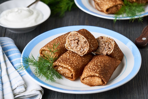 Crêpes Farcies De Riz Et De Viande Sur Une Assiette