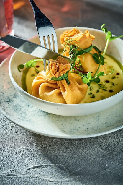 Crêpes farcies de viande hachée et de sauce dans une assiette Fond de béton Blinis ukrainiens Rouleaux de crêpe avec de la viande